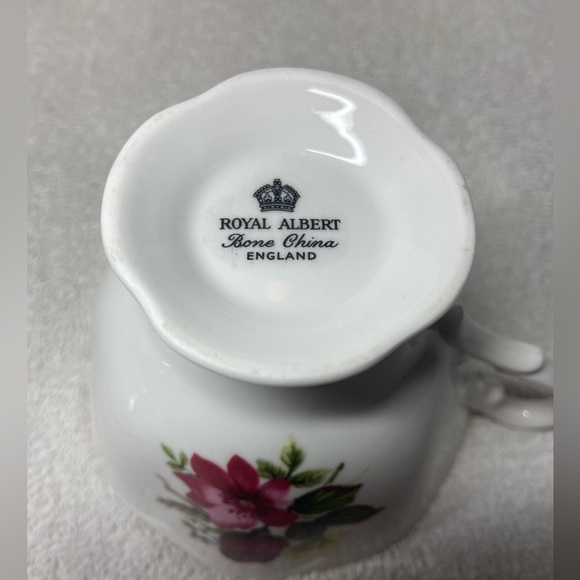 Royal Albert Vintage Bone China England tea cup and saucer set - Picture 4 of 4
